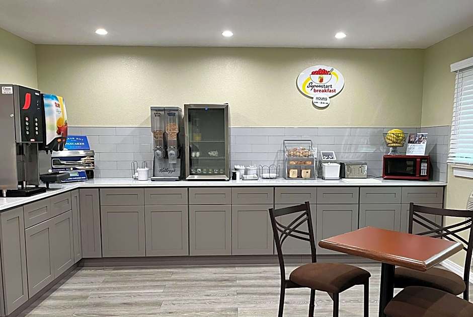 Super 8 by Wyndham Indianapolis Emerson