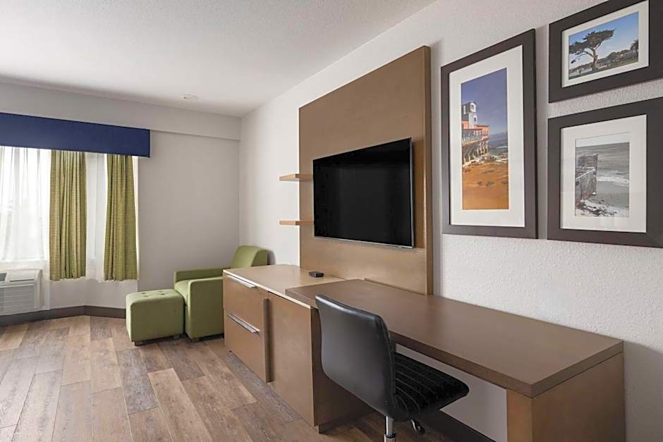 Days Inn by Wyndham Monterey Downtown