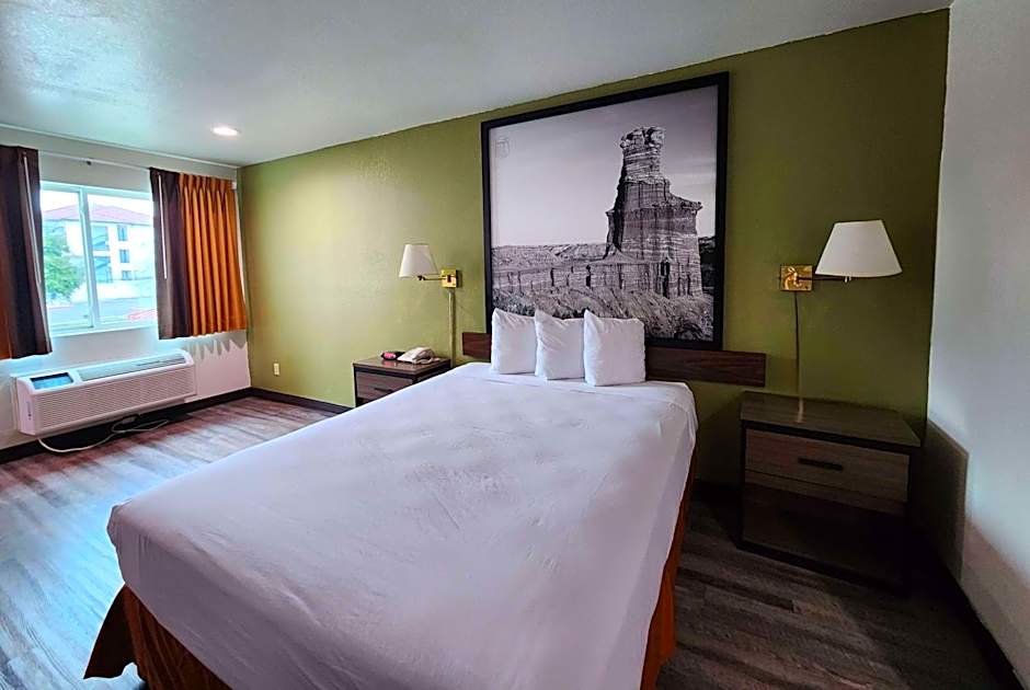 Photo 1 of 10 of Deluxe 1 Queen Bed, Hearing/Mobility Accessible, Bathtub