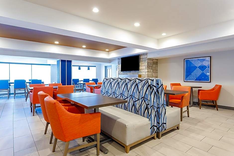 Holiday Inn Express & Suites Lancaster by IHG