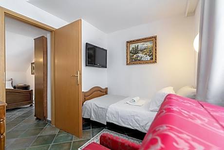 Family Room (2 Adults + 1 Child)