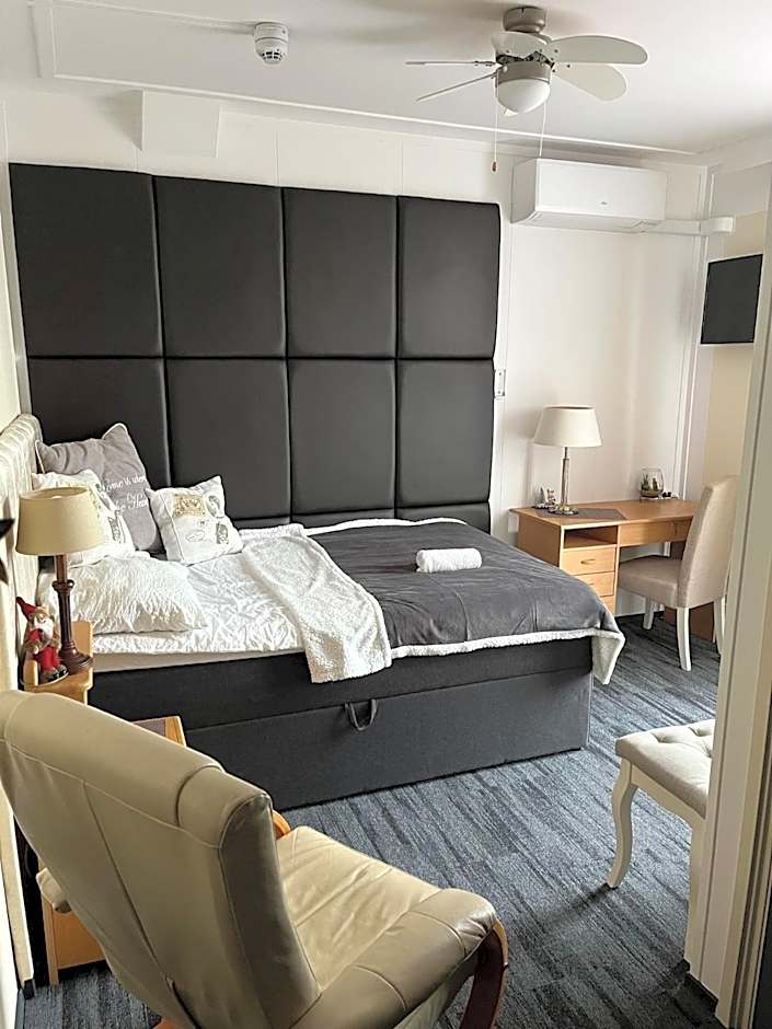 Photo 1 of 6 of Single Room