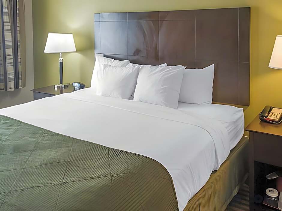Clarion Hotel Beachwood-Cleveland