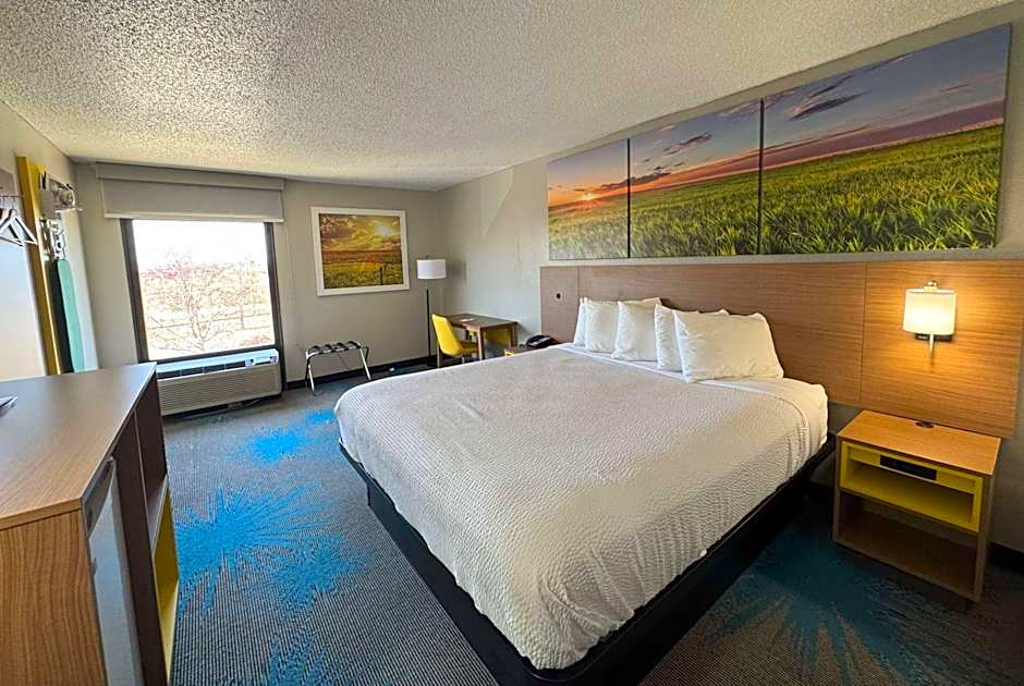 Days Inn & Suites by Wyndham Cedar Rapids