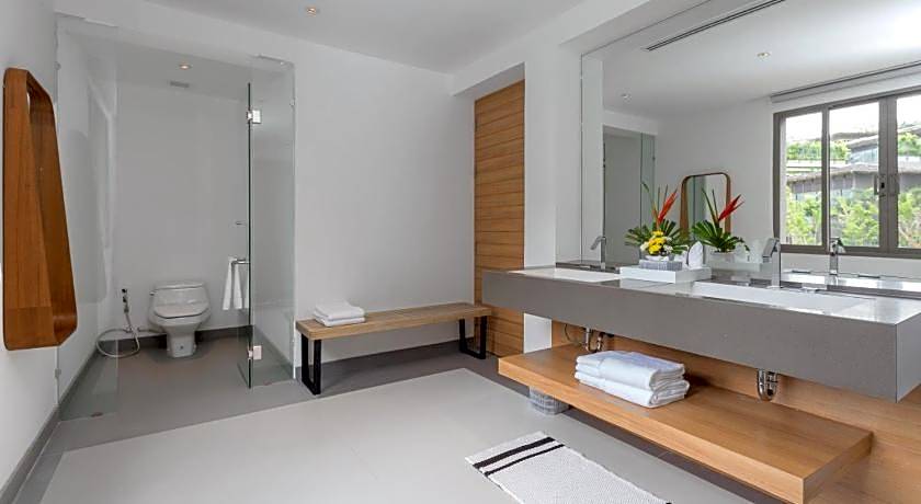 Tropical Castle Phuket, 18 BED Sea View Pool Villa by RESAVA