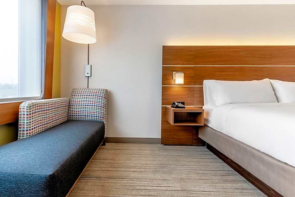 Holiday Inn Express & Suites Milwaukee - West Allis By IHG