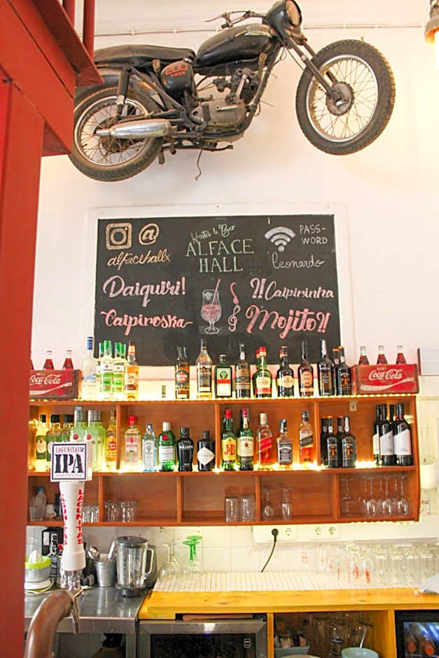 Alface Hall Hostel & Bar