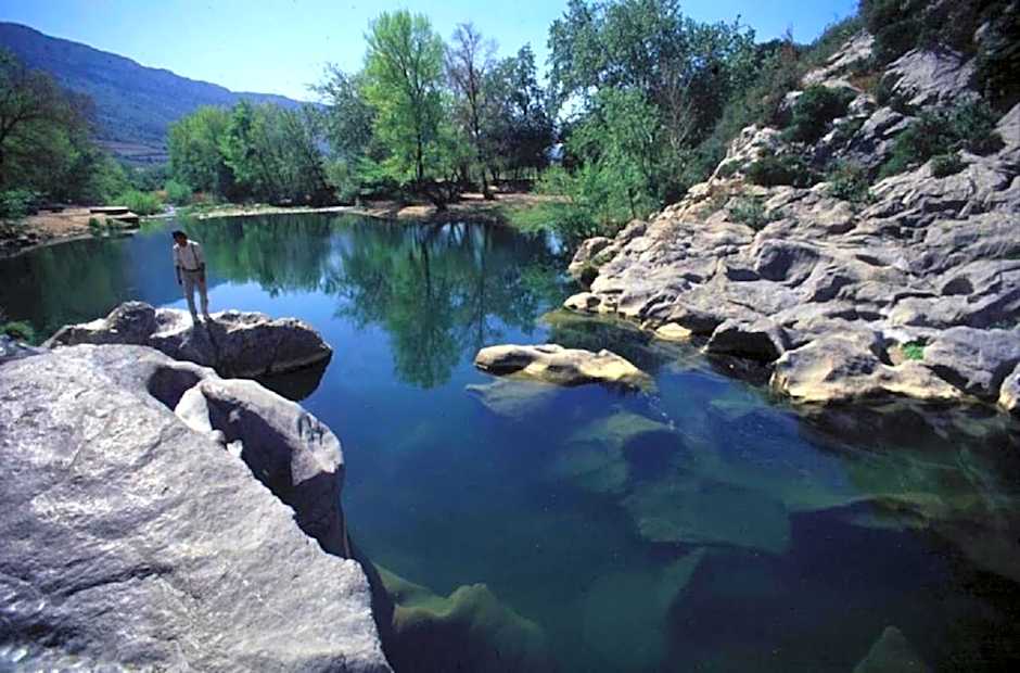 Chambres d'Hôtes et Gîtes- L'Abri sous Roche