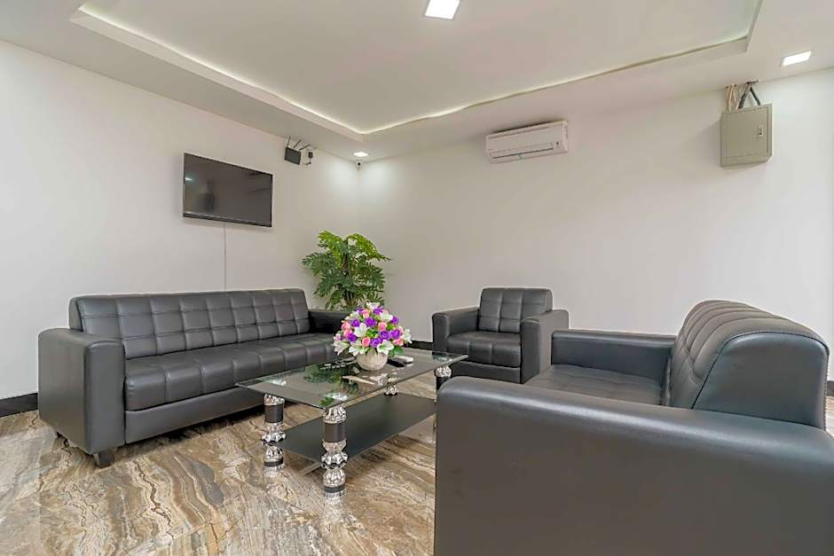 RedDoorz Plus near Eka Hospital BSD 5