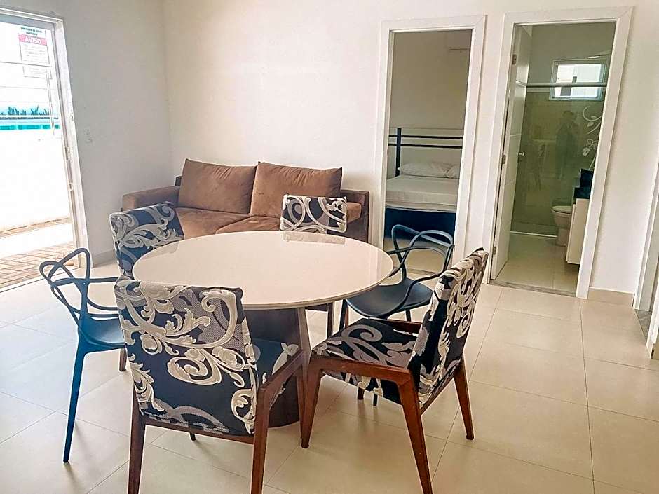 Apto Térreo com 2 quartos (ambos com ar split), sendo 1 suíte, internet privativa 300MBPS, no Residencial Vila Regina, condominio com piscina e área gourmet bem próximo a praia de Taperapuã