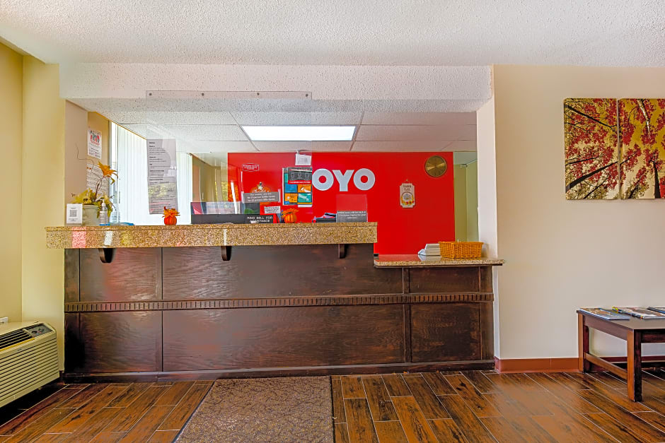 OYO Hotel Moline Downtown IL I-74 North
