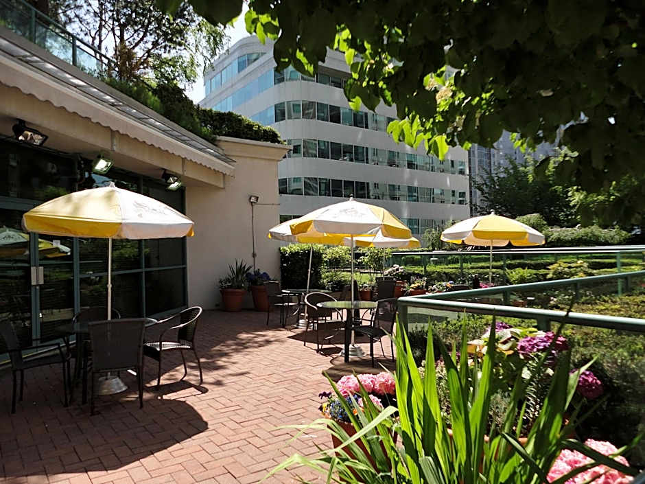 Rosedale on Robson Suite Hotel