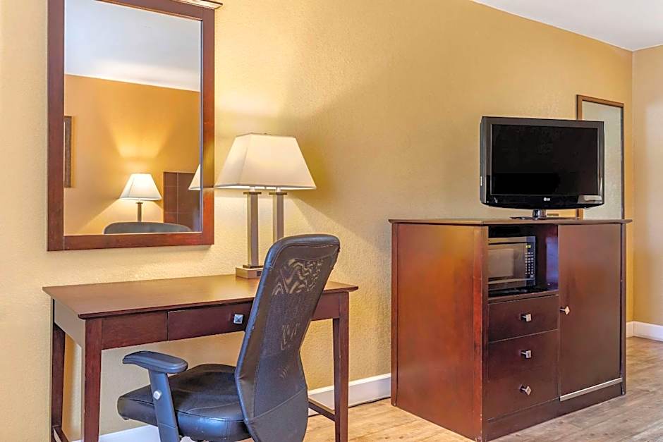 Quality Inn Russellville I-40
