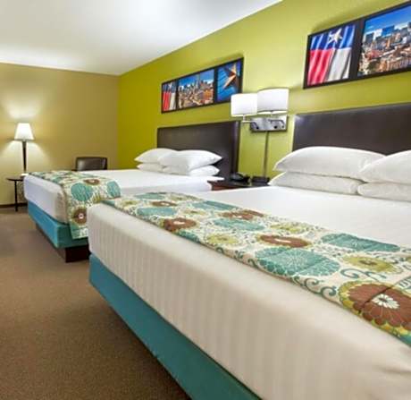 Queen Room with Two Queen Beds and Tub w/Grab Bars - Mobility/Hearing Accessible - Non-Smoking