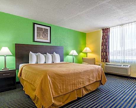 1 King Bed, Nonsmoking