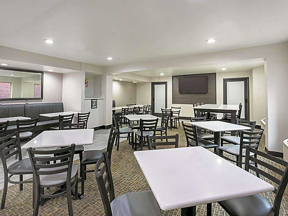 La Quinta Inn & Suites by Wyndham Minneapolis Northwest