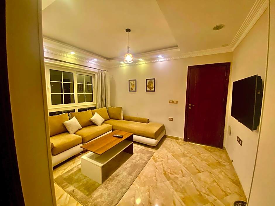 New Museum, Pyramids inn