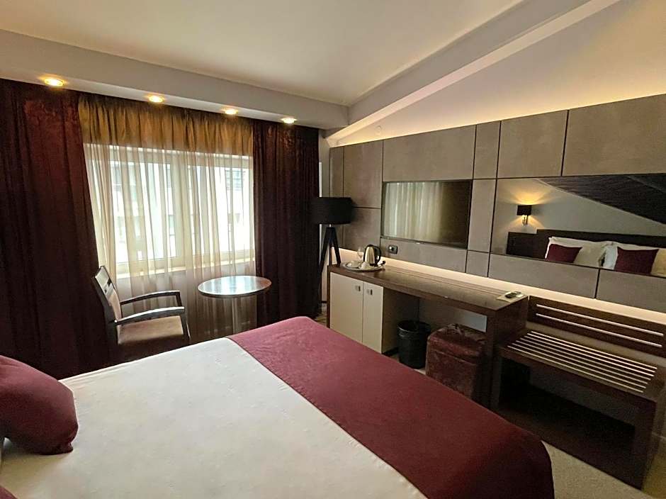 Queen's Hotel - Zebra Centre