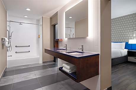 1 King Mobility Access Walk In Shower Mattress Microwave Fridge Coffee Maker NSMK Full Breakfast