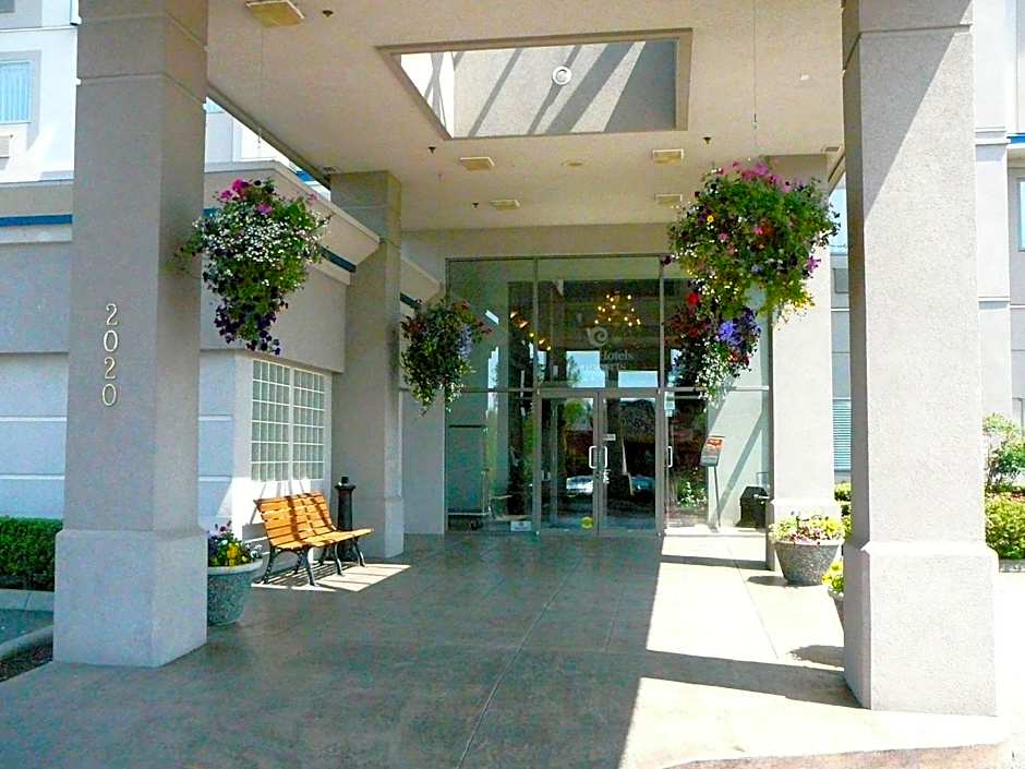 Coast Abbotsford Hotel & Suites