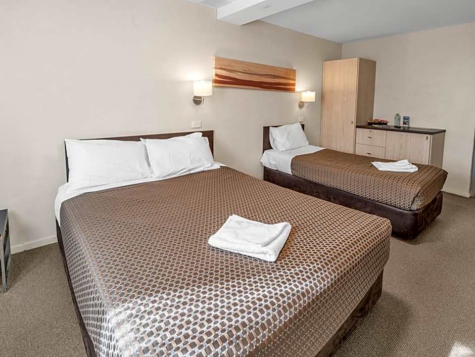 Photo 1 of 1 of Standard 1 Queen Bed and 1 Twin Bed