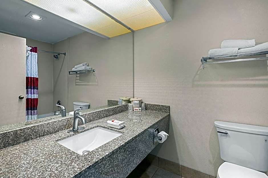 Red Roof Inn & Suites Albany, GA