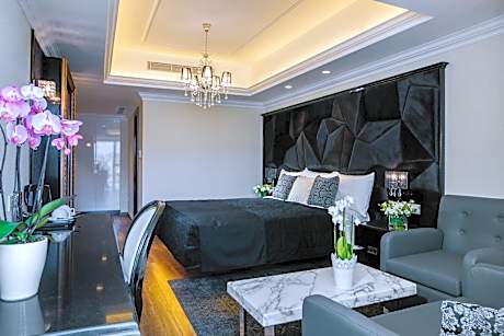 Deluxe Suite with Spa Bath