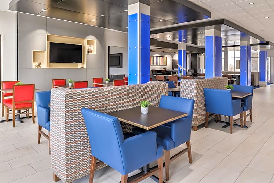 Holiday Inn Express & Suites Kansas City - Lees Summit By IHG