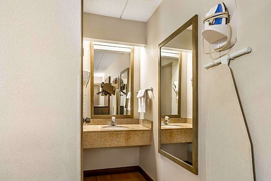 Red Roof Inn Tinton Falls - Jersey Shore