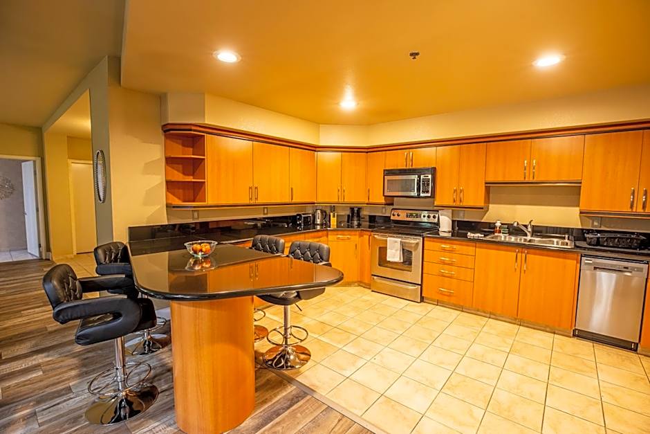 2100 SqFt Penthouse Suite W/ Strip Views! POOL GYM