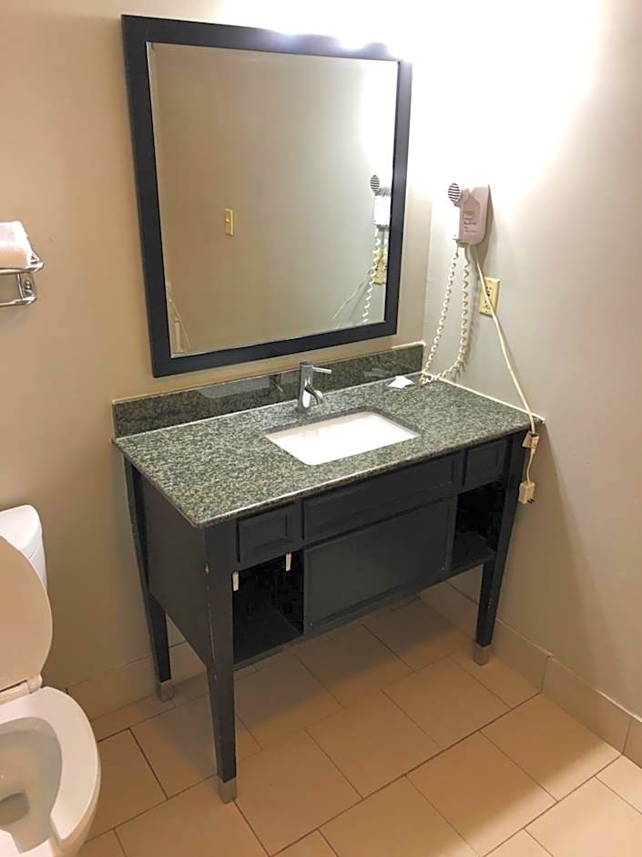 Deerfield Inn and Suites - Fairview