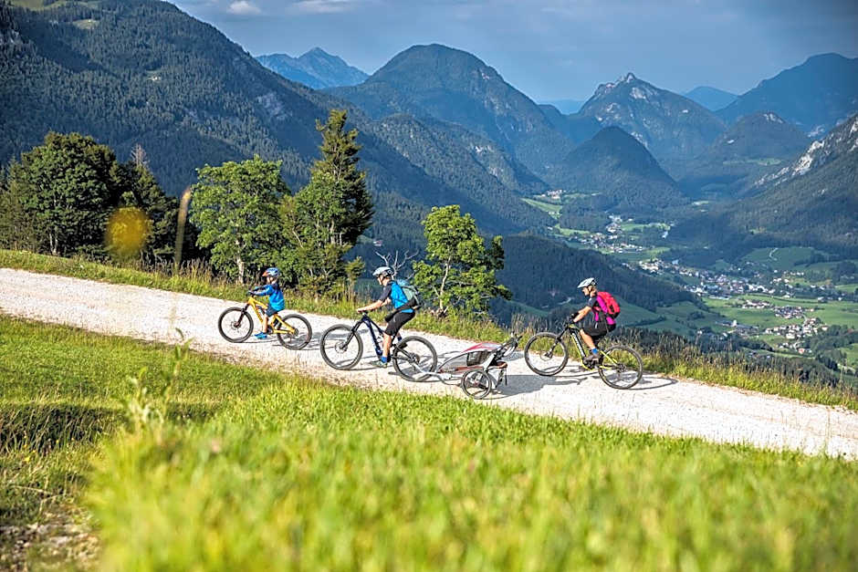 Dorfcafe Unken Hotelpension sWirtshaus im Dorf