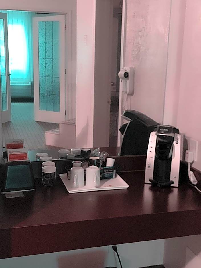 Ramada by Wyndham Red Deer Hotel and Suites