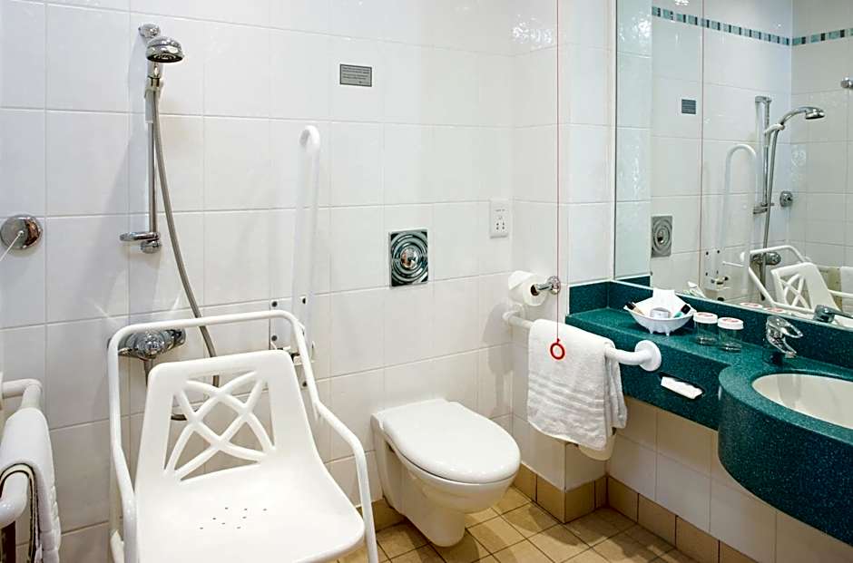 Foto 1 di 6 di Standard, Accessible
