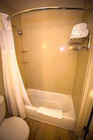 2 Queen Mobility/Hearing Accessible Ri Shwr