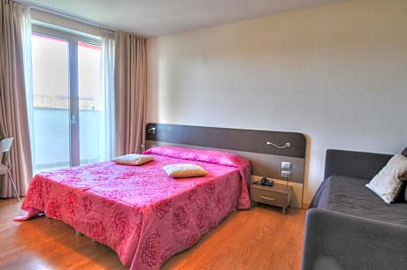 Family Room (2 Adults + 2 Children)