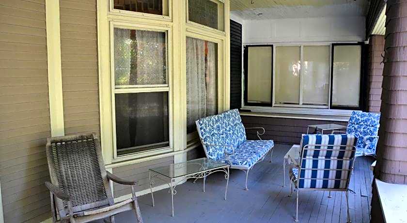 The Kings Throne Inn and Guest House