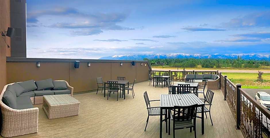 Glacier International Lodge