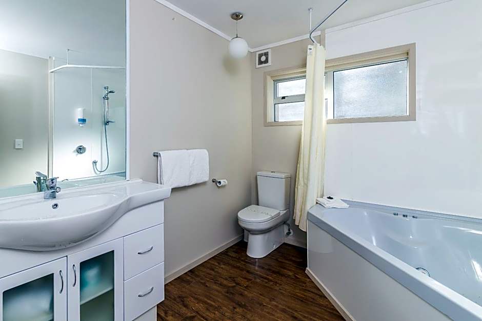 Twin Peaks Lakeside Inn