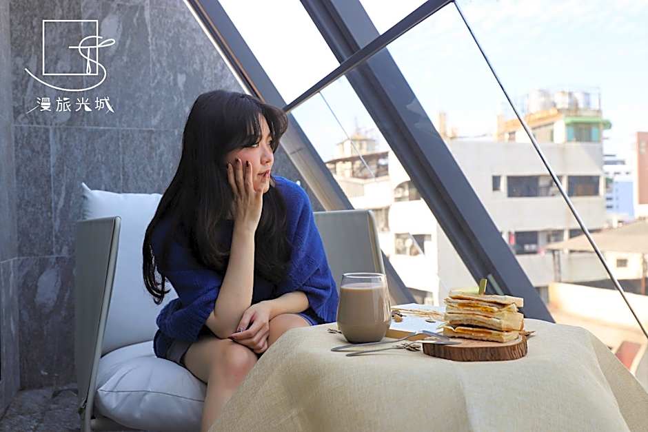 Slow Town Hotel - Glowing