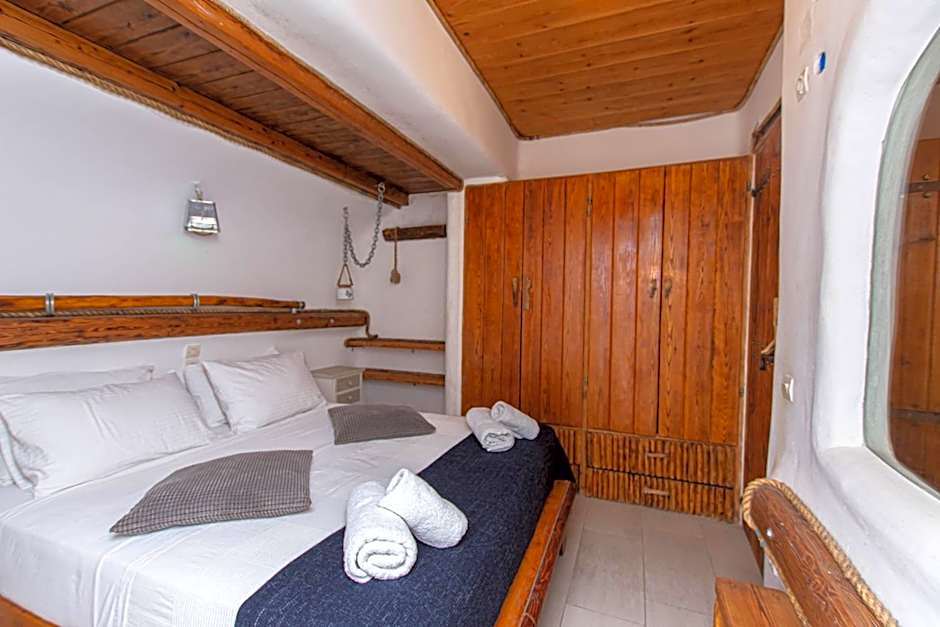 Peristeronas Village