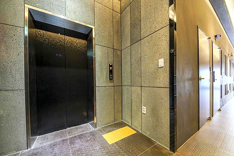 Hotel Hermes at Yongin Everland Station