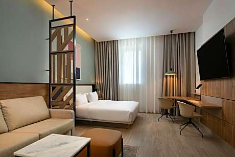 1 Bedroom Suite, 1 King, Sofa bed, Mountain view