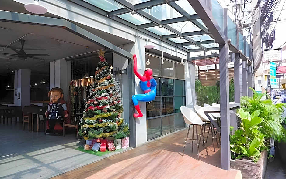 18 Coins Cafe & Hostel