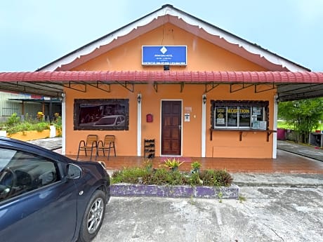 OYO 90561 Awan Biru Motel