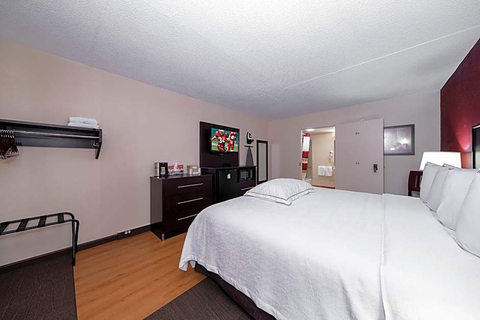 Red Roof PLUS+ Huntsville - Madison