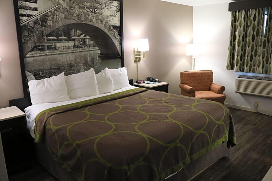 Super 8 by Wyndham San Antonio/I-35 North