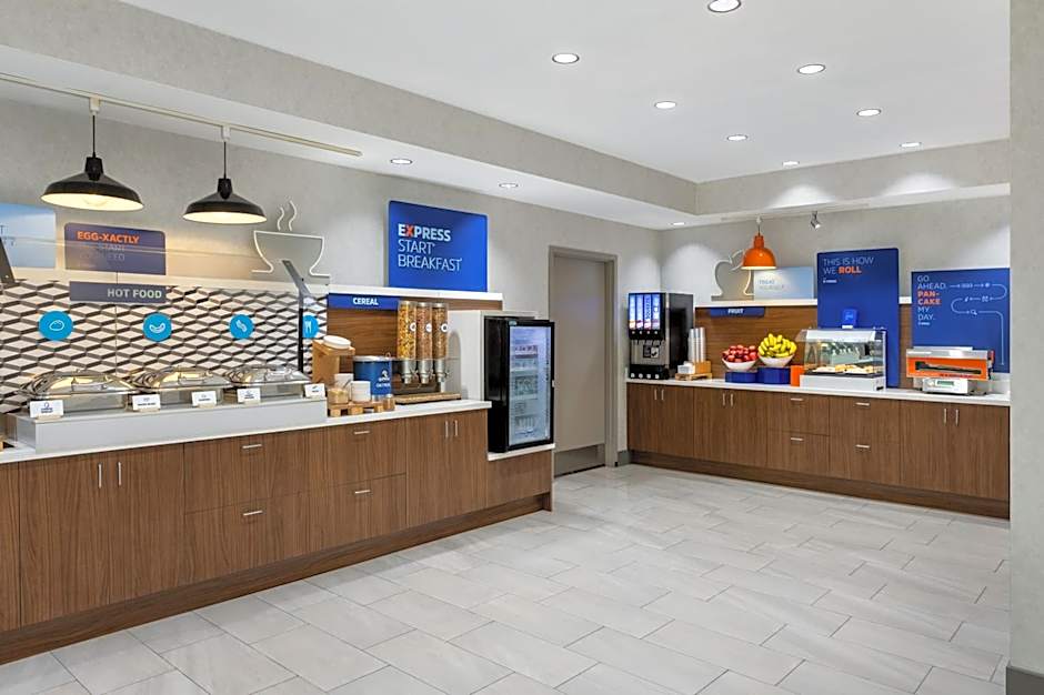 Holiday Inn Express & Suites Ottawa East-Orleans By IHG