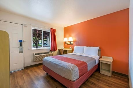 Queen Room - Disability Access - Non-Smoking