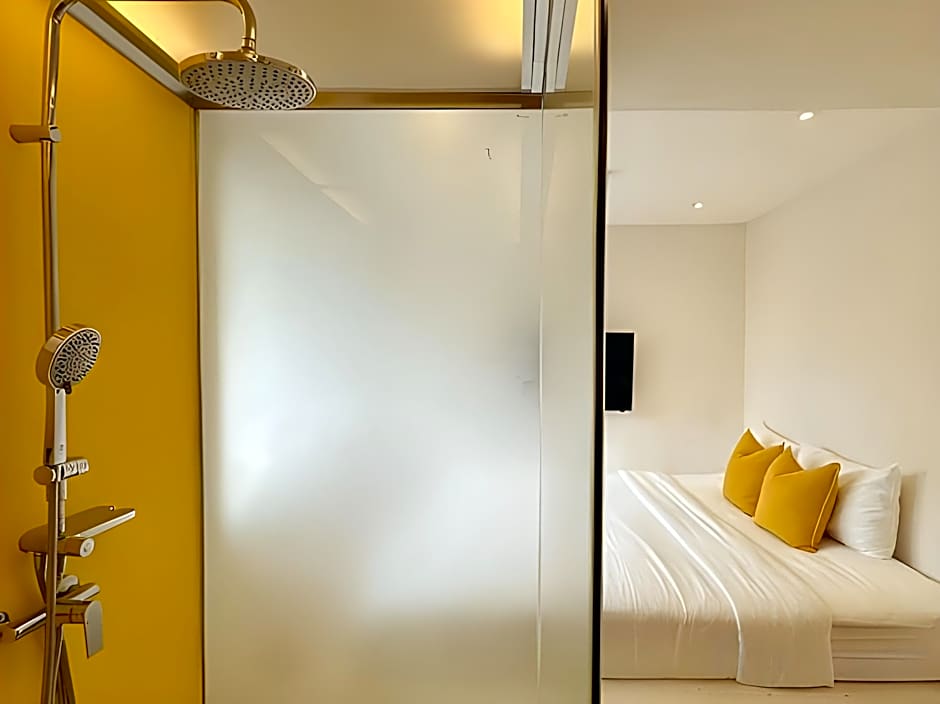 YELLO ROOMS Victory Monument